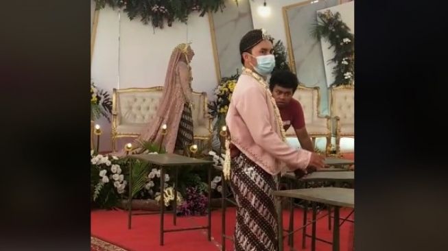 Pengantin pria super sibuk saat resepsi. (Tiktok)