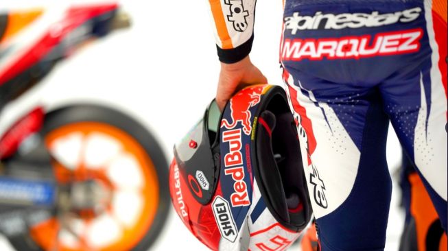 Marc Marquez terciduk menggunakan seragam kebesaran tim Repsol Honda (Twitter)