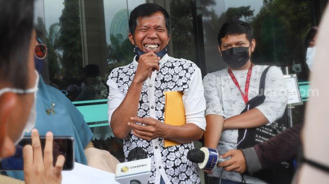 Tawa sumringah Komedian Kiwil ketika ditemui usai menjalani sidang cerai di Pengadilan Agama Jakarta Selatan, Rabu (10/2/2021). [Suara.com/Alfian Winanto]