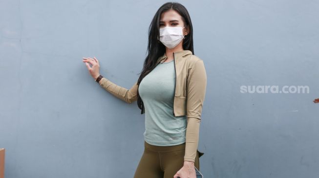 Presenter Maria Vania berpose didepan kamera saat ditemui di Kawasan Tendean, Jakarta Selatan, Rabu (10/2/2021). [Suara.com/Alfian Winanto]