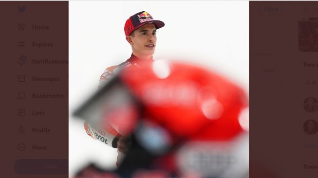 Marc Marquez terciduk menggunakan seragam kebesaran tim Repsol Honda (Twitter)