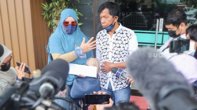 Komedian Kiwil dan Istri pertamanya, Rochimah ketika ditemui awak media usai menjalani sidang cerai di Pengadilan Agama Jakarta Selatan, Rabu (10/2/2021). [Suara.com/Alfian Winanto]