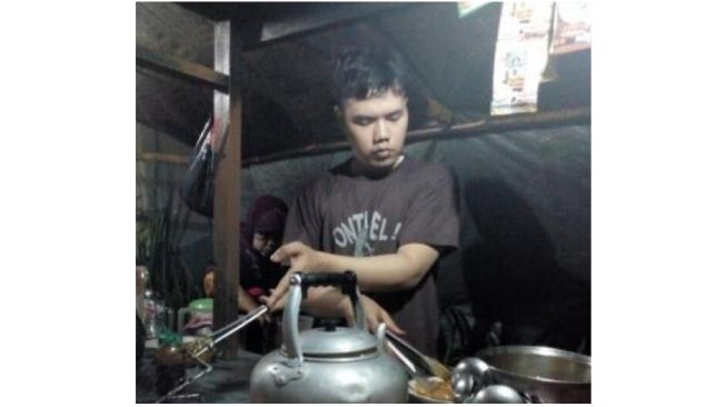 Penjual makanan angkringan mirip Ahmad Dhani (Twitter/@silvenqueer)