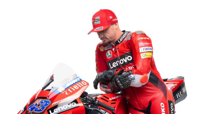Pebalap tim pabrikan Ducati, Jack Miller berpose dengan motor Desmosedici GP21. [Dok. Twitter@ducaticorse]