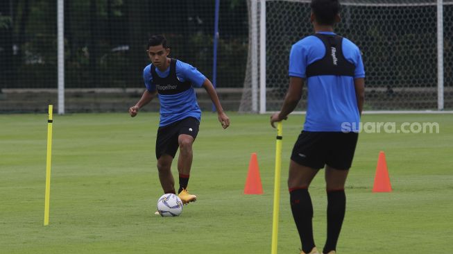 Pesepakbola Timnas Indonesia U-22 mengikuti sesi latihan di Lapangan D Stadion Gelora Bung Karno, Jakarta, Rabu (10/2/2021). [Suara.com/Angga Budhiyanto]