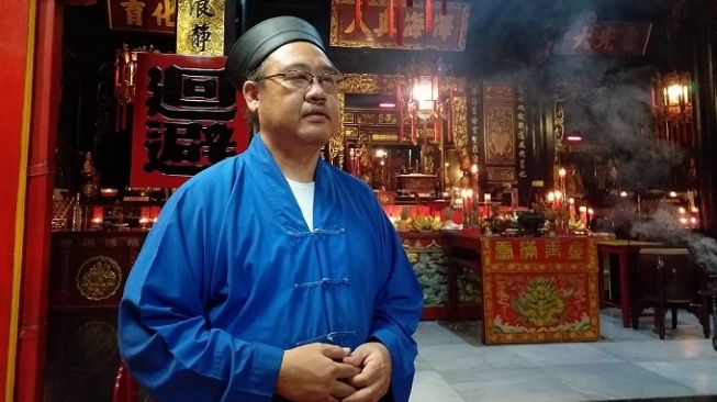 Pendeta Chen Li Wei usai memimpin upacara pelepasan Dewa Dapur ke nirwana, Jumat (5/2/2021). [Ayotegal.com/Lilisnawati]