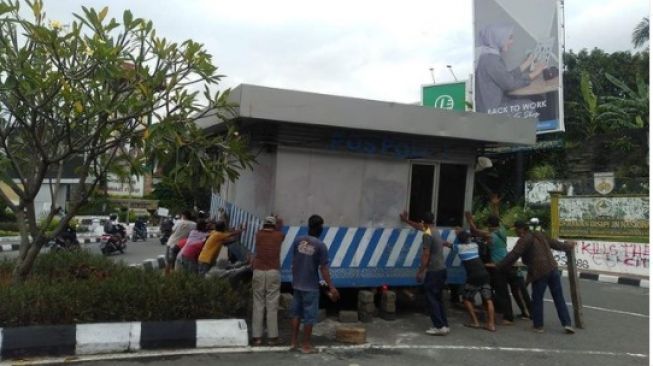 Gotong Royong, Masyarakat Jogja Pindahkan Pos Polisi di Malioboro