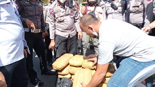 2 Anggota Polantas Padang Gagalkan Penyelundupan 27 Paket Besar Ganja