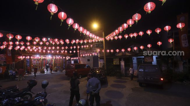 Lampion dipasang di sekitar Klenteng Hok Lay Kiong, Margahayu, Kota Bekasi, Jawa Barat, Kamis (11/2/2021). [Suara.com/Angga Budhiyanto]