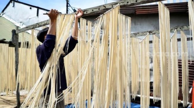 Intip Proses Pembuatan Mie Panjang Umur, Makanan Khas Imlek di Pontianak