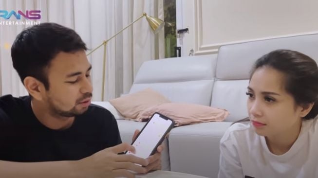 Raffi Ahmad dan Nagita Slavina  mengenang kado untuk Syekh Ali Jaber. - (YouTube/RansEntertainment)