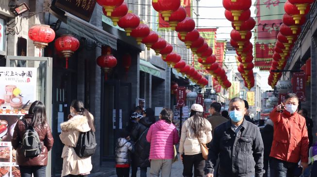 Warga Kota Beijing memadati pusat jajanan kuno di kawasan Qianmen pada hari pertama liburan Tahun Baru China di Beijing, China, Rabu (10/2/2021).  ANTARA FOTO/M. Irfan Ilmie