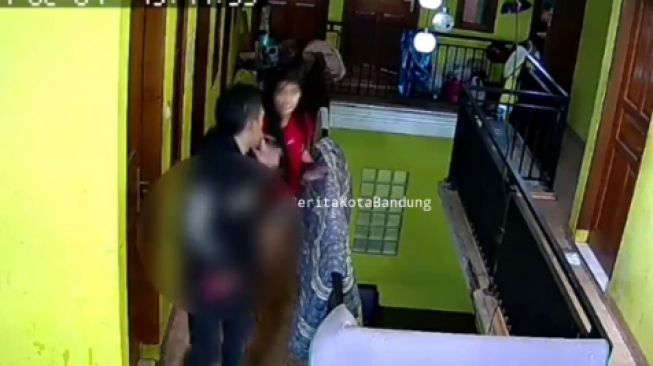 Viral Cewek Bandung Dihajar di Depan Kamar, Warganet Tantang Cowoknya Duel