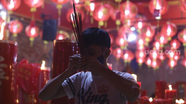 Warga keturunan Tionghoa bersembahyang malam Tahun Baru Imlek 2572  di Klenteng Hok Lay Kiong, Margahayu, Kota Bekasi, Jawa Barat, Kamis (11/2/2021). [Suara.com/Angga Budhiyanto]