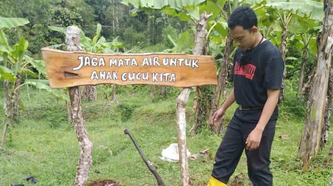 Pemerintah Desa Margoyoso memelihara mitos pohon besar yang angker. Kegiatan tanam pohon kini digiatkan untuk menjaga ketersediaan cadangan air. [Dok. Pemerintah Desa Margoyoso]