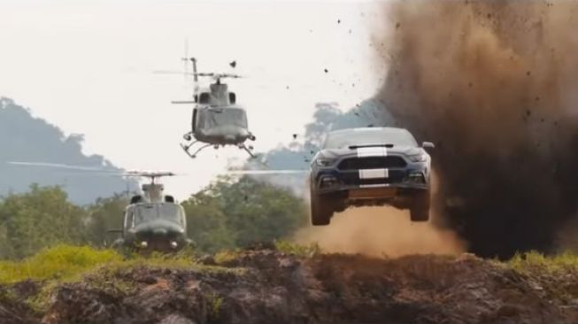 Fast and Furious 9, kejar-kejaran antara mobil dan helikopter serta pesawat berlangsung di kawasan hutan tropis eksotis. Pakai sling agar tak menghantam tebing  [screenshot YouTube: FilmSelect Trailer].