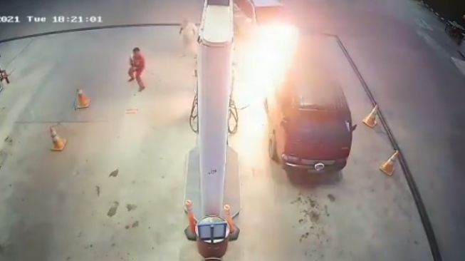 Mobil mengeluarkan api saat isi bensin di SPBU (Instagram)