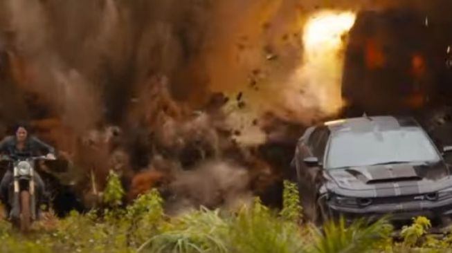 Fast and Furious 9, romantisnya pasangan suami-istri yang doyan modifikasi. Sang perempuan pakai motor trail dan sang lelaki mengandalkan raungan gahar mesin V8 turbocharger [screenshot YouTube: FilmSelect Trailer].