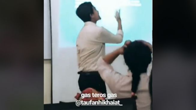 Reaksi guru yang digombali siswinya (Tiktok)