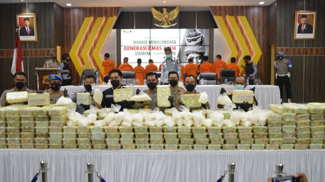 Kapolda Aceh Irjen Pol Wagyu Widada (keempat kanan) bersama perwakilan Bea Cukai dan jajaran memperlihatkan barang bukti tindak pidana narkoba jenis sabu saat konferensi pers di Banda Aceh, Aceh, Kamis (11/2/2021).  ANTARA FOTO/Ampelsa