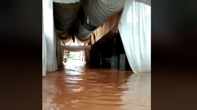 Warganet Curhat Usai Batalnya Pesta Pernikahan karena Banjir, Bikin Sedih