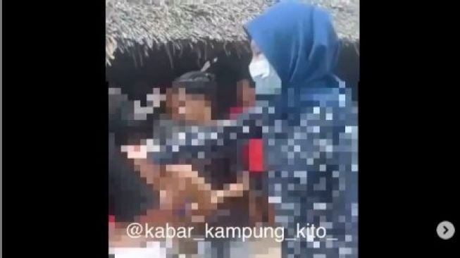 Perempuan ditelanjangi karena colong HP