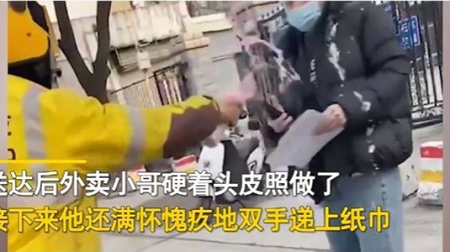 Pria Disiram Driver Ojol, Ternyata Permintaan Mantan Pacar (youtube.com/China Daily)