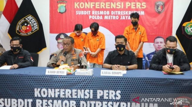 Duh, Dua Cewek Cantik Nekat Bobol Minimarket di Bekasi