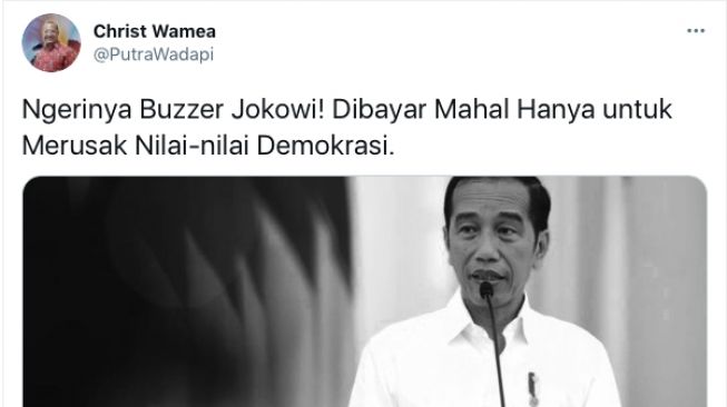 Cuitan Christ Wamea tokoh papua yang menyebut buzzer Jokowi dibayar mahal. [Twitter/@PutraWadapi]