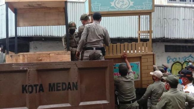 Angkringan di Kesawan Ditertibkan Gegara Langgar Perwal dan Prokes