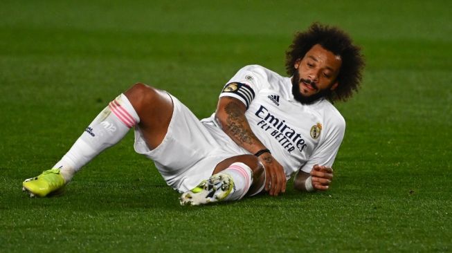Bek sayap Real Madrid, Marcelo mengalami cedera pada laga Liga Spanyol 2020/2021 kontra Getafe di Estadio Alfredo Di Stefano, Rabu (10/2/2021). [GABRIEL BOUYS / AFP]