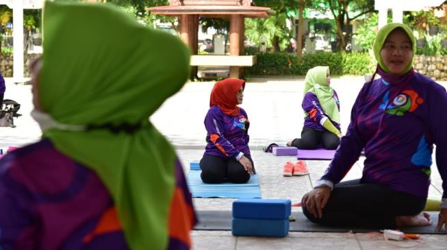 Anggota Persatuan Wanita Olahraga Seluruh Indonesia (Perwosi) Sulawesi Selatan melakukan gerakan yoga / [Humas Pemprov Sulsel]