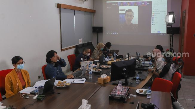 Suasana saat proses penjurian finalis Bintang Suara Grup 2 yang diselenggarakan secara virtual di Kantor Suara.com, Jakarta Selatan, Kamis (11/2/2021). [Suara.com/Alfian Winanto]