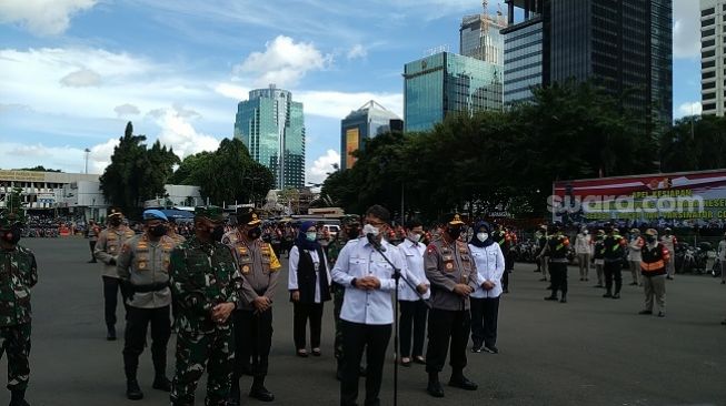 Ajak TNI-Polri Perang Lawan Covid-19, Menkes: Bunuhnya Pakai Suntik