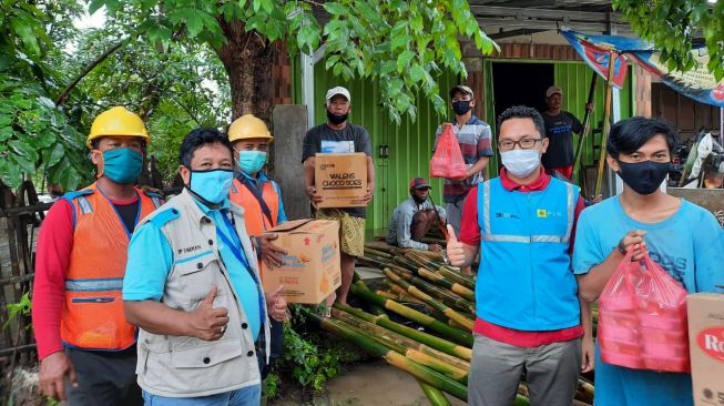 PLN UP3 Bekasi menyalurkan bantuan untuk warga Desa Pantai Bahagia, Muara Gembong, Kabupaten Bekasi.(Dok/PLN Bekasi)