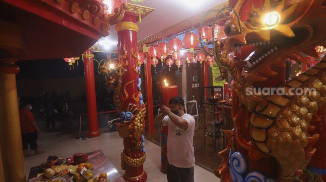 Warga keturunan Tionghoa bersembahyang malam Tahun Baru Imlek 2572 di Klenteng Hok Lay Kiong, Margahayu, Kota Bekasi, Jawa Barat, Kamis (11/2/2021). [Suara.com/Angga Budhiyanto]