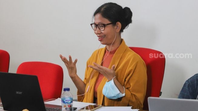 Juri dari Suara.com, Ririn Indriani saat melakukan proses penjurian finalis Bintang Suara Grup 2 yang diselenggarakan secara virtual di Kantor Suara.com, Jakarta Selatan, Kamis (11/2/2021). [Suara.com/Alfian Winanto]