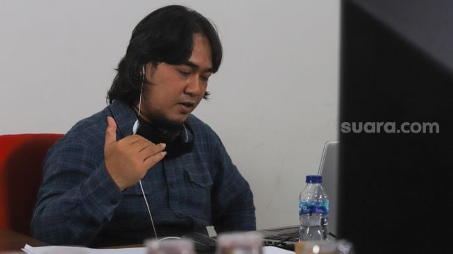 Juri dari Suara.com, Ferry Noviandi saat melakukan proses penjurian finalis Bintang Suara Grup 2 yang diselenggarakan secara virtual di Kantor Suara.com, Jakarta Selatan, Kamis (11/2/2021). [Suara.com/Alfian Winanto]