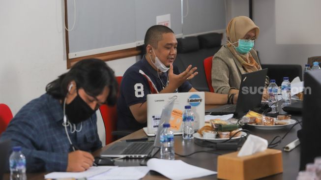 Suasana saat para dewan juri melakukan proses penjurian finalis Bintang Suara Grup 2 yang diselenggarakan secara virtual di Kantor Suara.com, Jakarta Selatan, Kamis (11/2/2021). [Suara.com/Alfian Winanto]