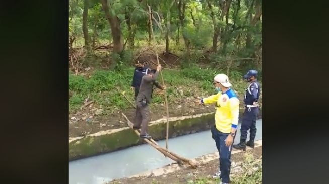 Aksi para security menyebrang sungai (Tiktok)