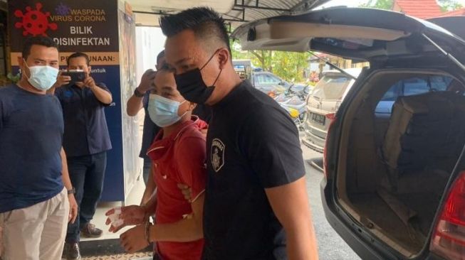 Pelaku pembantaian satu keluarga di Pontianak ditangkap.(Suara.com/Ocsya Ade CP)