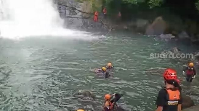 Tim SAR melakukan operasi pencarian dan penyelamatan 2 siswa SMK Kartika yang tenggelam di Air Terjun Pung Bunga Maros, Kamis 11 Februari 2021 / [SuaraSulsel.id / Badan SAR Makassar]