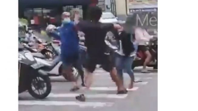 Aksi Brutal Pengamen Adu Jotos dengan Pemotor, Diduga Maksa Minta Jatah