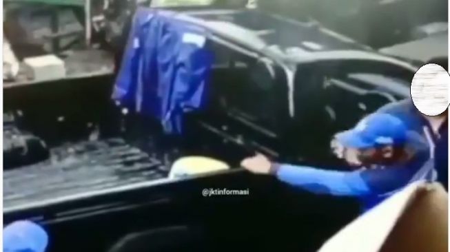 Pemobil melakukan aksi brutal dengan menghajar petugas dinas yang tengah bekerja (Instagram)