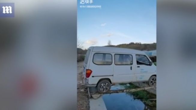 Terjadi di Kunming, Yunnan. Viral seberangkan minivan lewat dua bilah kayu gelondong [Daily Mail/News Dog Media].