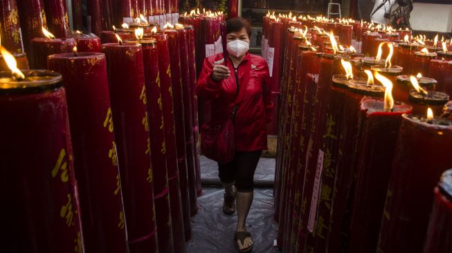 Warga keturunan Tionghoa melakukan sembahyang Tahun Baru Imlek 2572 di Vihara Dharma Ramsi, Bandung, Jawa Barat, Jumat (12/2/2021). [ANTARA FOTO/Novrian Arbi]