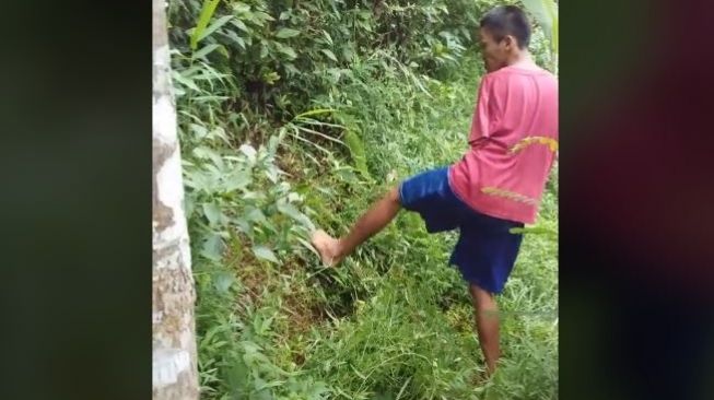 Cari Rumput Menggunakan Kaki, Perjuangan Pemuda Ini Bikin Warganet Terenyuh