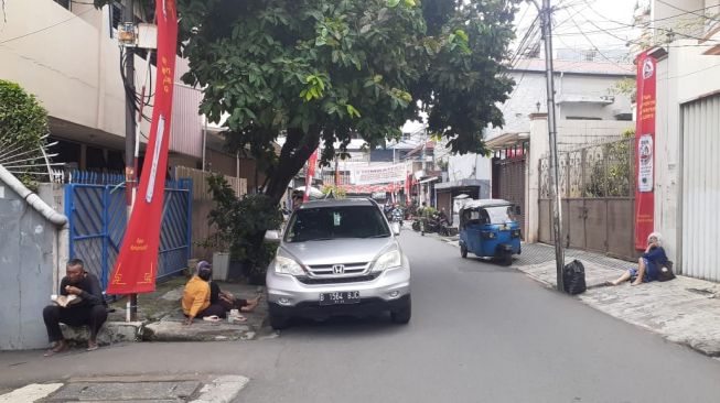 Penampakan pengemis musiman yang dilarang berkerumun di depan Vihara Dharma Bhakti. (Suara.com/Yaumal)