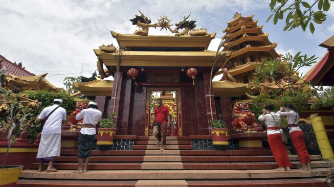 Warga Bali keturunan Tionghoa melaksanakan persembahyangan Tahun Baru Imlek 2572 di Griya Kongco Dwipayana Tanah Kilap, Denpasar, Bali, Jumat (12/2/2021). [ANTARA FOTO/Nyoman Hendra Wibowo]