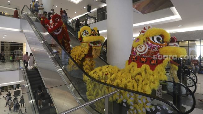 Barongsai beraksi menghibur pengunjung dalam pertunjukan "Barongsai Spectacles" di Mal Senayan City, Jakarta, Jumat (12/2/2021). [Suara.com/Angga Budhiyanto]